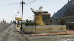 Cluckin Bell Farms-standbeeld